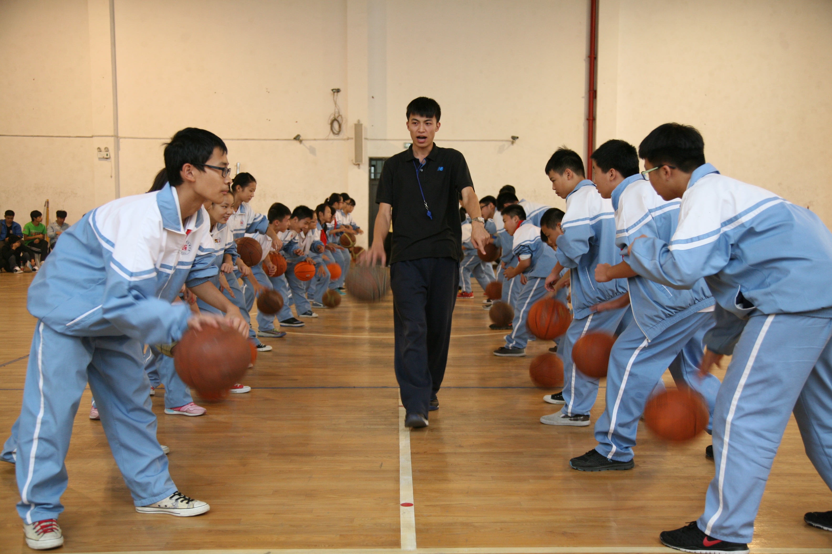 体育老师教案怎么写_老师老师我爱你教案_关于写老师的作文题目可爱的老师