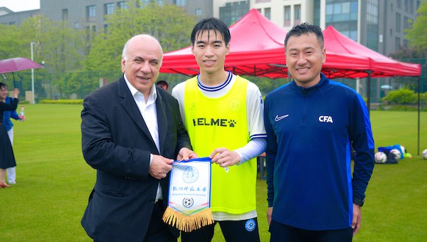 乌拉圭驻上海总领事馆总领事马塞罗·马龙先生到访杭州足球学院