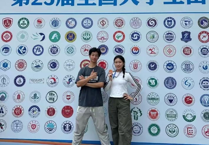 第22届全国大学生田径锦标赛上获两项冠军，两名同学达健将水平